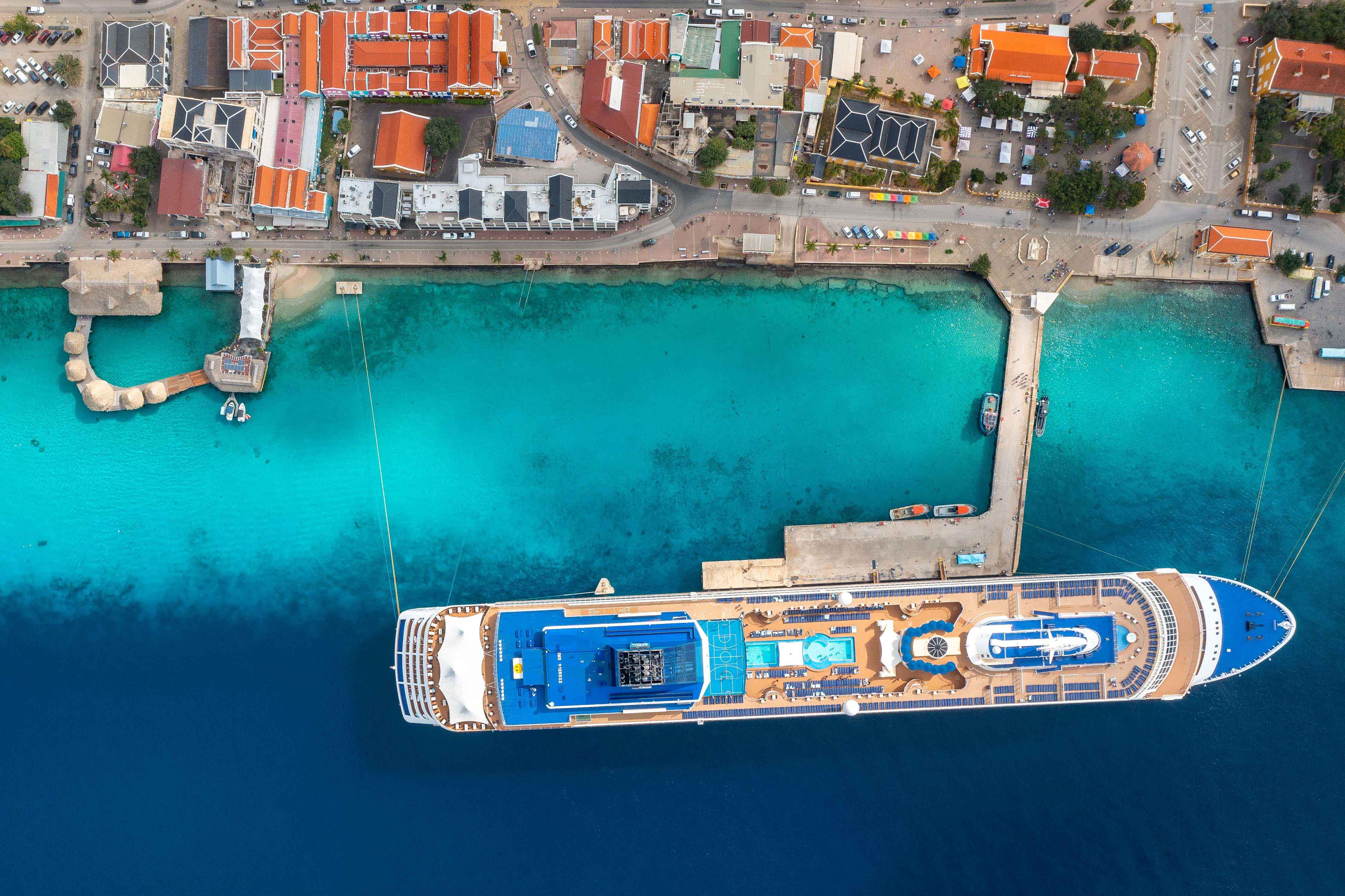 Cruiseschip in Bonaire centrum